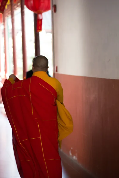Монах проходил мимо нефритового храма в Шанхае — стоковое фото