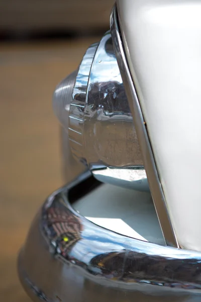 Detail van de bumper en de lamp voor een Amerikaanse vintage c — Stockfoto