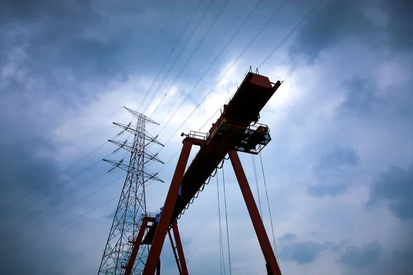 Líneas eléctricas y equipos de elevación industrial con un pesado y cl — Foto de Stock