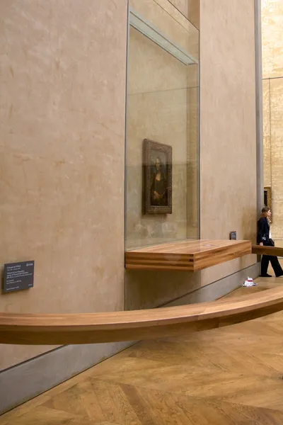 Mujer de seguridad no identificada trabajando en la habitación de Mona Lisa —  Fotos de Stock