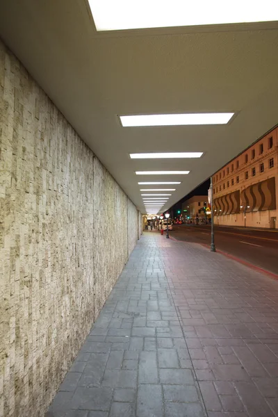 Empry Bürgersteig und Straße in reno bei Nacht — Stockfoto