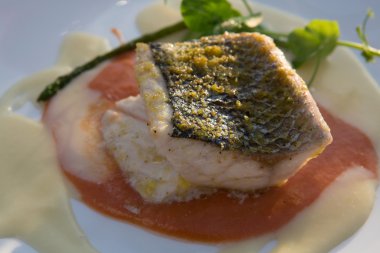 Beyaz tabak yakın çekim üzerinde sebzeli çipura balık