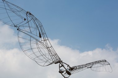 metal kuşun sanat yapısı ile mavi gökyüzü ve bulutlar backg içinde
