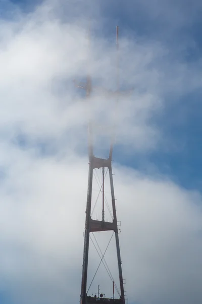 Torre de telecomunicações no céu azul e nublado — Fotografia de Stock