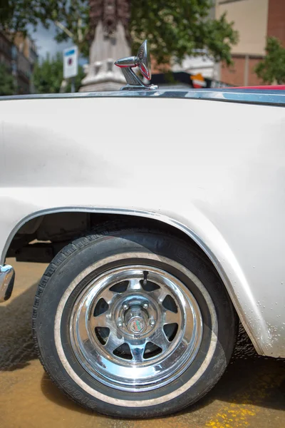 Detalhe de uma roda extravagante de um carro vintage americano — Fotografia de Stock