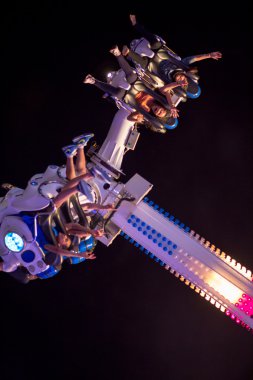 İnsanlar eğlenmek bir roller coaster geceleri
