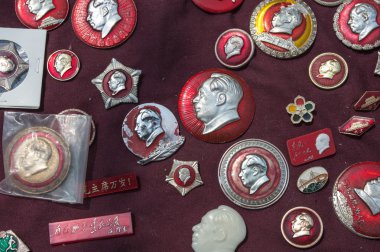 mao başkanı ile küçük kırmızı iğneler