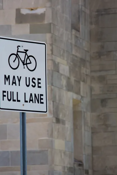 Panneau de rue vélo avec un vélo noir près d'un mur gris — Photo