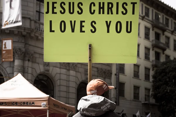 Man holding cardboard sign in the street of San Francisco — Stock Photo, Image