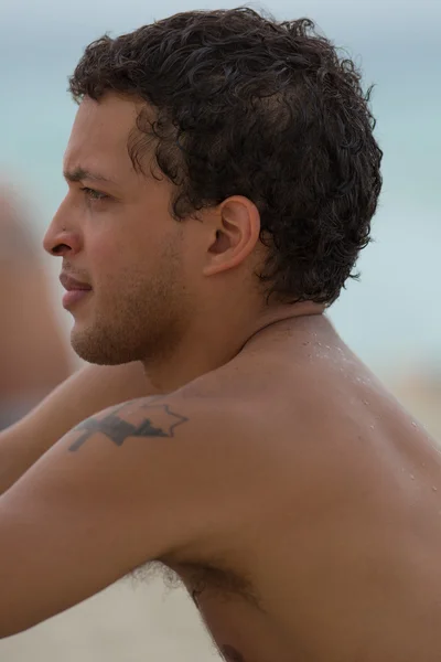 Head and shoulder profile portrait of handsome man on beach. — Stock Photo, Image