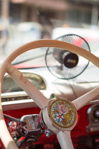 Detail of the steering wheel of an n American vintage car — Stock Photo, Image