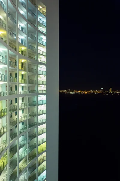 Edificio residencial por la noche con Miami Beach en el fondo —  Fotos de Stock