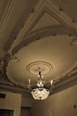 Saray iç, süslü tavan ve avize