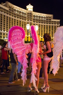 kanatları ve tepeleri gece b şeridi ile seksi kızlar