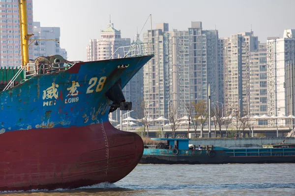 Barco de transporte maciço no rio Huangpu em Xangai — Fotografia de Stock