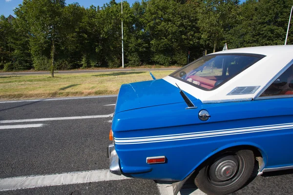 Hermosa parte posterior de un coche vintage azul — Foto de Stock