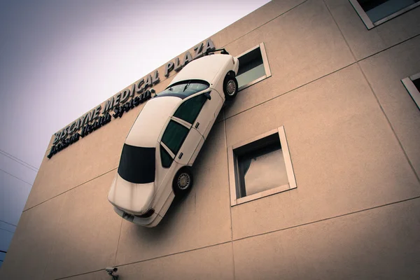 Instalación de arte en la ciudad de Miami - Un coche pegado verticalmente — Foto de Stock