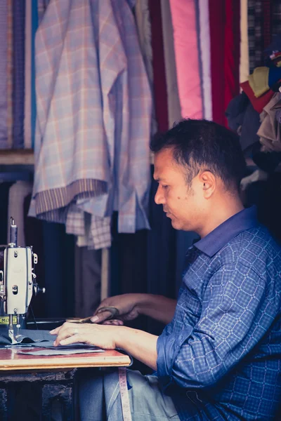Schneider arbeitet in seinem winzigen Laden in Nepal — Stockfoto