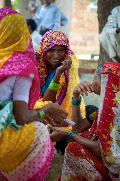 Ženy chatování a s tradiční Kostým indiánka v agra — Stock fotografie