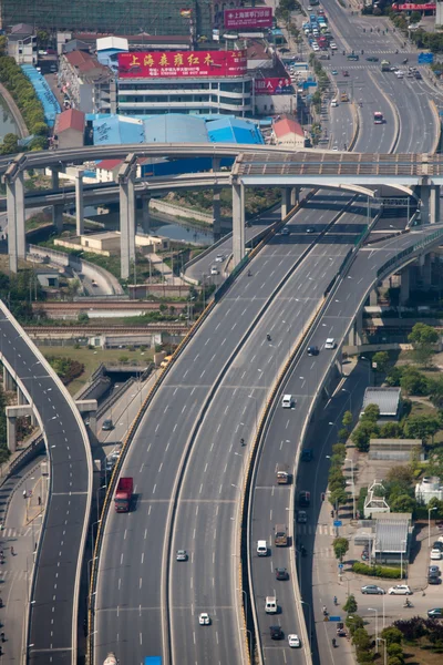 Vista aérea de una autopista vacía en Shanghai — Foto de Stock