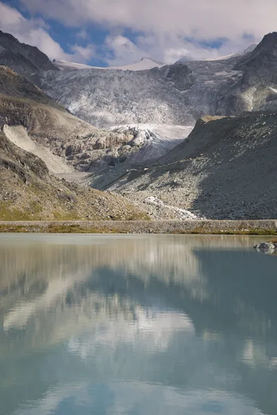 Górskie jezioro moiry w kantonie valais — Zdjęcie stockowe