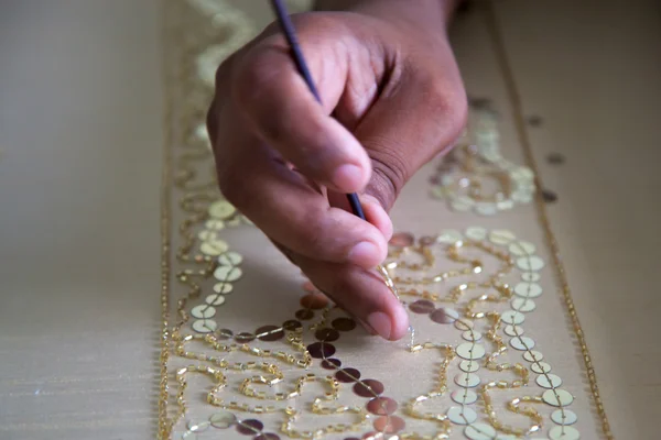Hand-borduurwerk in een "fair trade" workshop in agra, india. — Stockfoto