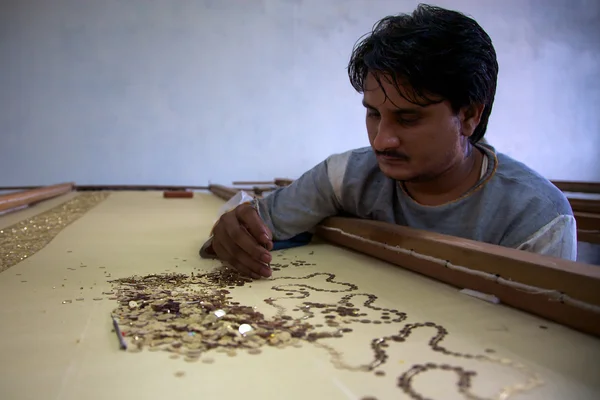 Mann arbeitet in Fair-Trade-Werkstatt auf der agra — Stockfoto
