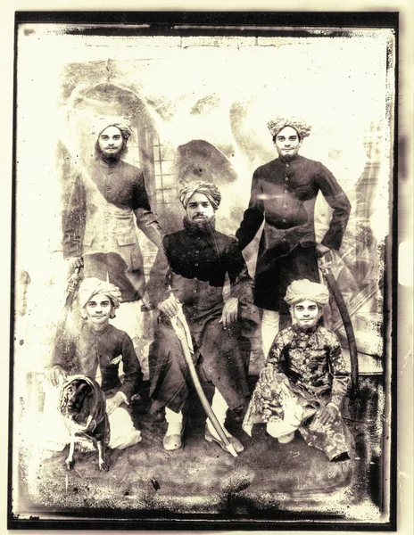 Vintage Indiër gebroeders gekleed in traditionele Indiase kleding wi — Stockfoto