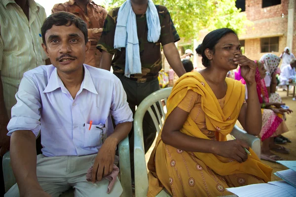 Debat between a few unidentified members of the Pushpanjali Orga — Stock Photo, Image