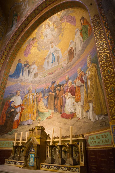 Innenraum und Altar in einer Kirche von Lourdes — Stockfoto