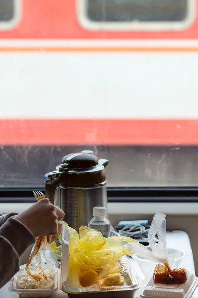 Крупним планом руки маніпулюють китайською фаст-фудом в поїзді фр — стокове фото