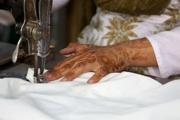 Artizan neregnizabil cusut mai multe bucăți de haine în India — Fotografie, imagine de stoc