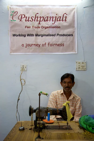 Retrato de um artesão trabalhando para Pushpanjali — Fotografia de Stock