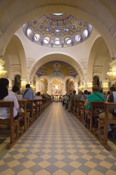 Kilise LOURDES'de dua aşağıdaki insanlar.