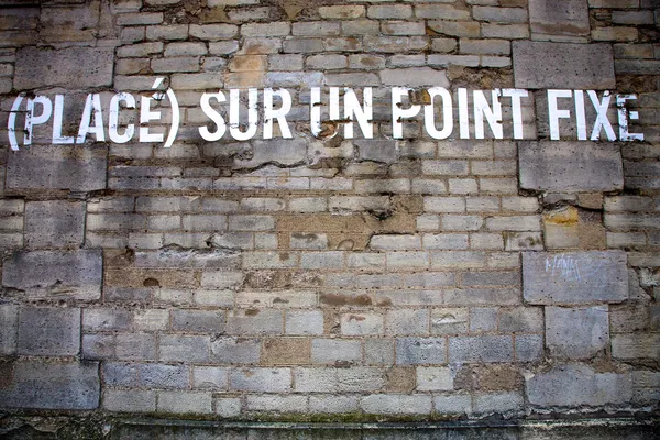 Colocado em uma mensagem de ponto fixo em um muro em Paris — Fotografia de Stock