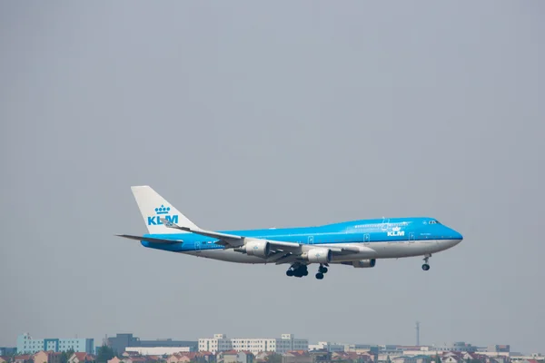 Blauw 747 vliegtuig landing op de internationale luchthaven van pudond in shangh — Stockfoto