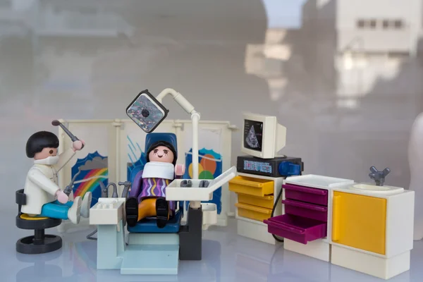 歯科および medi のライブを表すプレイモービルのおもちゃシーン — ストック写真
