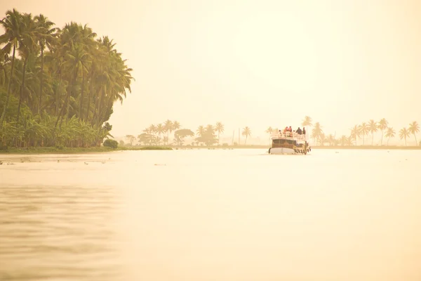 Boat with people on the roof in the backwaters in Kerala — Stock Photo, Image