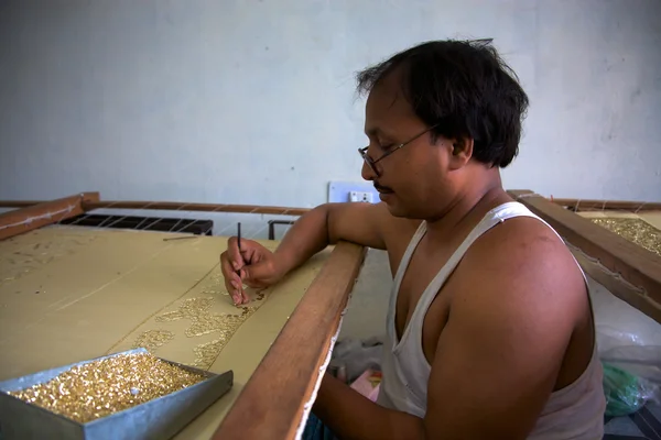 Homem trabalhando em um workshop de comércio justo em Agra — Fotografia de Stock