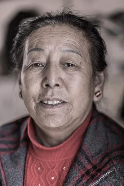 Porträt einer alten tibetischen Frau, die vor der Kamera posiert — Stockfoto