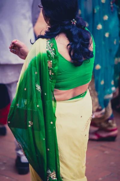Kobieta ubrana w zieloną sukienkę tradycyjnych indyjskich na wesele — Zdjęcie stockowe