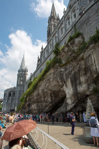 Başak mağara ziyaret etmek için sırada bekleyen insan maria, lourdes