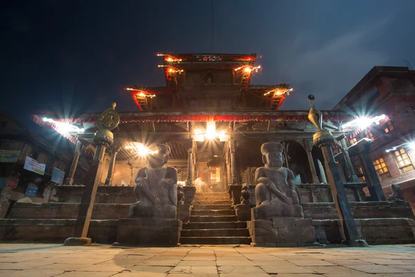 Two sculptures at the entrance of a temple — Stock Photo, Image