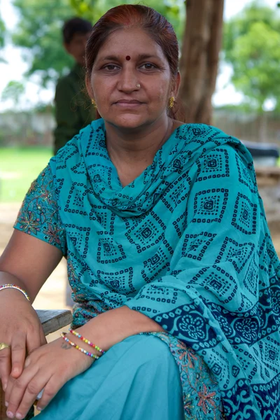 Retrato de uma mulher indiana não identificada vestida de azul — Fotografia de Stock