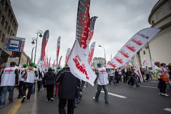 Профсоюзные деятели во время демонстрации в Варшаве - Польша — стоковое фото