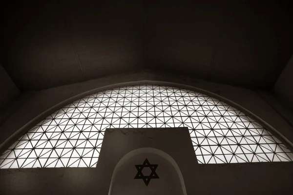 Innenraum der Synagoge auf dem jüdischen Friedhof in Lodz, Polen — Stockfoto