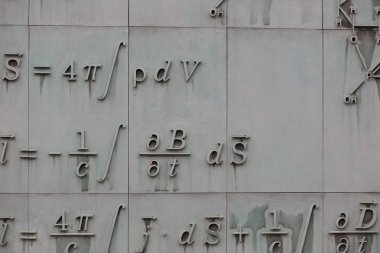 Varşova'daki bina cephe üzerinde matematiksel formül,