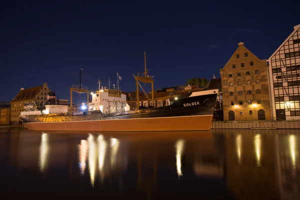 Refleksioner af skibet Soldek natten i floden Motlawa i - Stock-foto