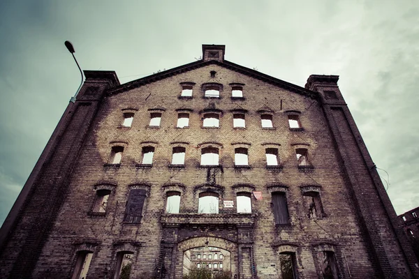 Antiguo edificio industrial en Gdansk — Foto de Stock