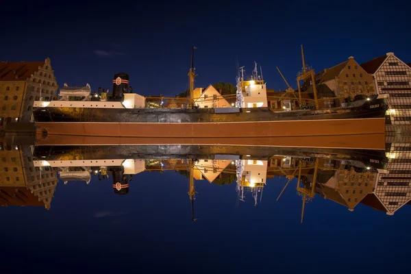 Reflexionen des Schiffes soldek in der Nacht im Fluss motlawa in — Stockfoto